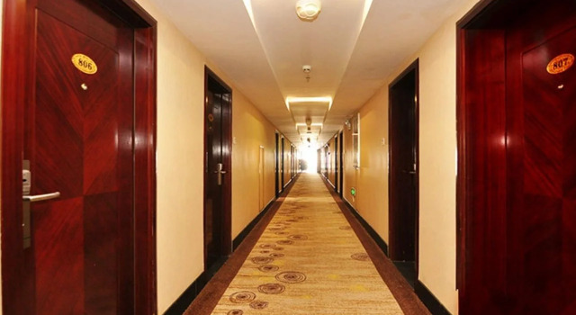 Jinmao Hotel - Kunming, Rezerwuj Hotel Hotele w Kunming z parkingiem, Parking