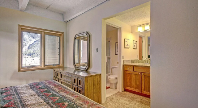 Alluring Lofty Condo In East Village - PG310 by RedAwning, Забронировать Апартаменты/квартира Отели Коппер-Маунтин с парковкой, Парковка