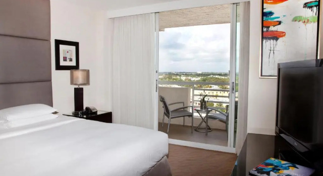 Двухместный люкс с балконом и с видом на город GALLERY One - A DoubleTree Suites by Hilton Hotel