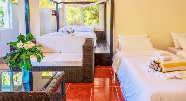 Номер Deluxe Отель Edgewater Dive & Spa Resort