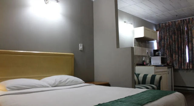 Четырёхместный номер Standard с балконом Ritz Inn Niagara