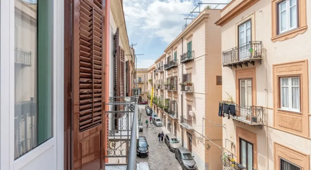 Апартаменты с балконом и с видом на город Stylish Apt Near Piazza Magione by Wonderful Italy
