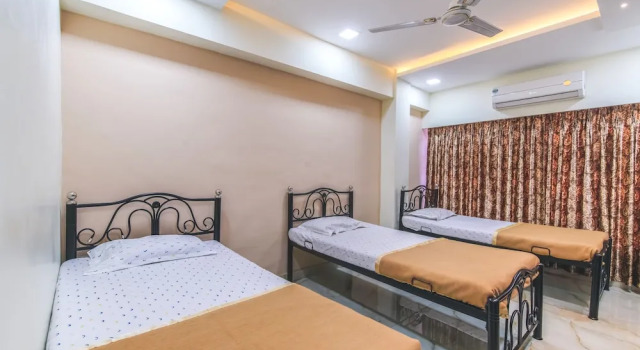 Кровать в общем номере Hotel Nest In