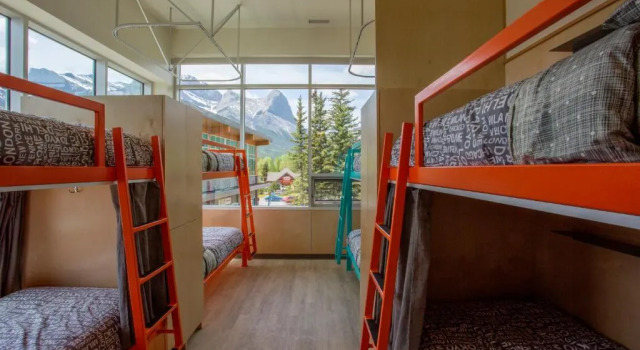 Postel ve společném pokoji pro ženy Canmore Downtown Hostel