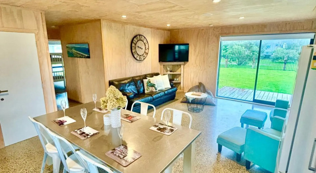 Black Beauty Retreat - Matarangi Holiday Home, Rezerwuj Hotel Hotele w Auckland Region z parkingiem, Parking