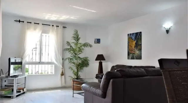 Bright 2 Bedroom First Floor F-4, Забронировать Апартаменты/квартира Отели Марбелья с парковкой, рядом с Художественный музей Ralli, Парковка