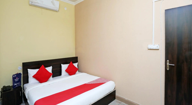 Люкс Standard Hotel O Greenview Near Munshi Pulia Metro Station