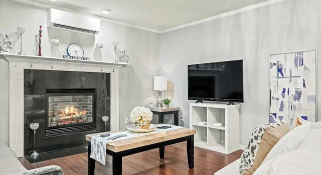 Birch Hollow by Avantstay Cozy Poconos Home w/ Fireplace, Soaking Tub & Kids Play Area, Buchen Sie Ferienhaus Villen in Camelback, Villa