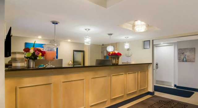 Ocean Sands Beach Boutique Inn-1 Acre Private Beach-St Augustine Historic-2 Miles-Shuttle with Downtown Tour-HEATED Salt Water Pool until 420AM-Popcorn-Cookies-New 4k USD Black Beds- 69 Item Breakfast-Eggs-Bacon-Starbucks- Free Laundry- #904-799-SAND, Забронировать Бутик-отель Сент-Огастин Saint Augustine Area