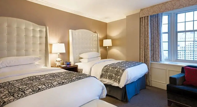 Номер Premier The Pfister Hotel