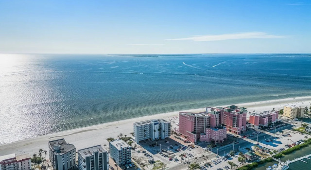 Номер Standard с 2 комнатами Welcome to Beach Villas # 704 - Updated Top Floor Gulf Front & Sunsets - Rental 250 Estero Blvd condo
