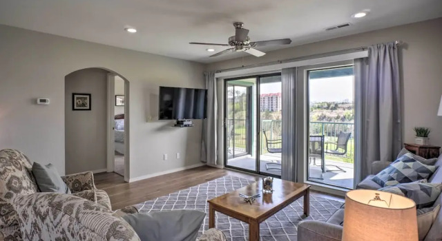 < 1 Mi to Branson Strip: Condo on Golf Course!, Забронировать Апартаменты/квартира Отели Table Rock Lake с парковкой, Парковка