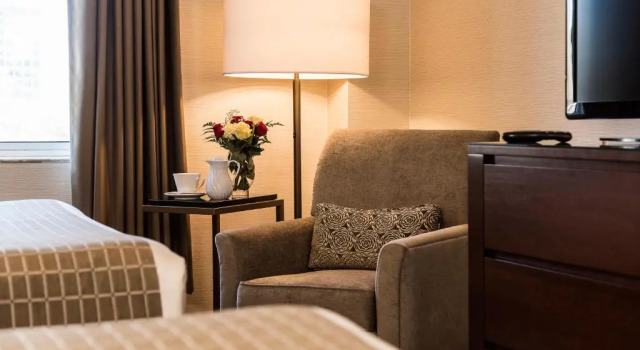 Четырёхместный номер Standard с видом на парк Lord Elgin Hotel