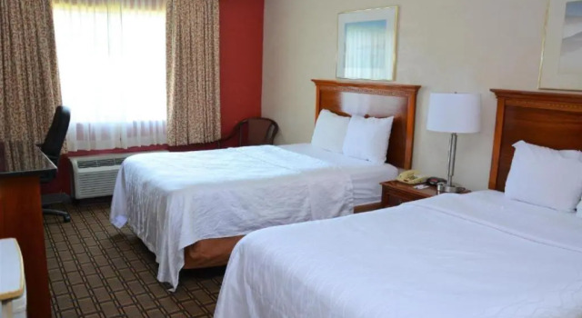 Четырёхместный номер Standard Buckeye Inn Express