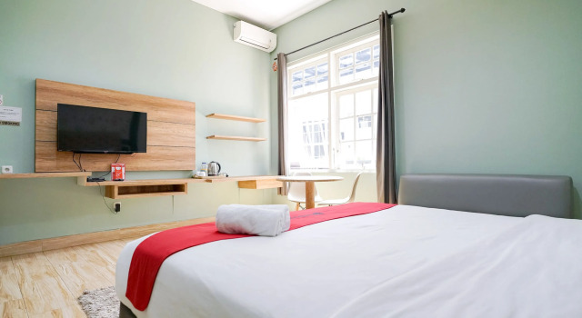 Люкс RedDoorz Premium near RS Pondok Indah