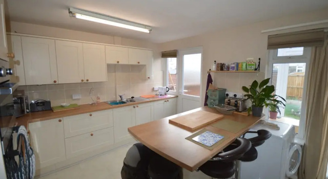2 Bedroom Charming House With Free Parking