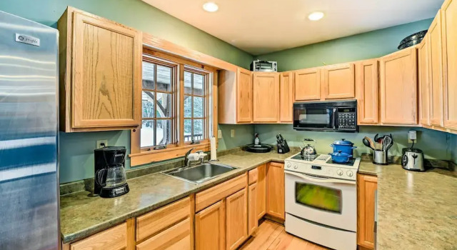 West Dover Home w/ Deck ~ 2 Mi to Mount Snow!