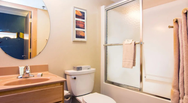Студия с видом на озеро East Bay Suites