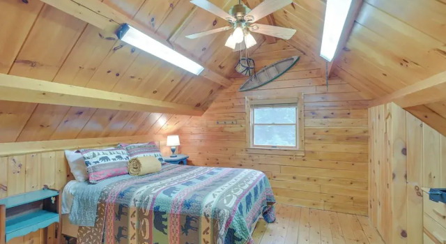 Коттедж Lakefront Maine Retreat w/ Deck, Dock & Fire Pit!