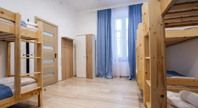 Bett im Wohnheim (Frauenwohnheim) Discovery Hotel