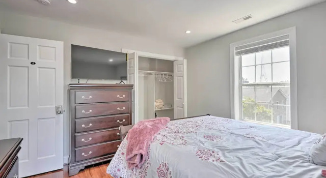 6 Mi to Capitol Hill: Spacious Family Home in DC, Забронировать Дом для отпуска Виллы Вашингтона, рядом с 150th Ohio National Guard Monument, Вилла