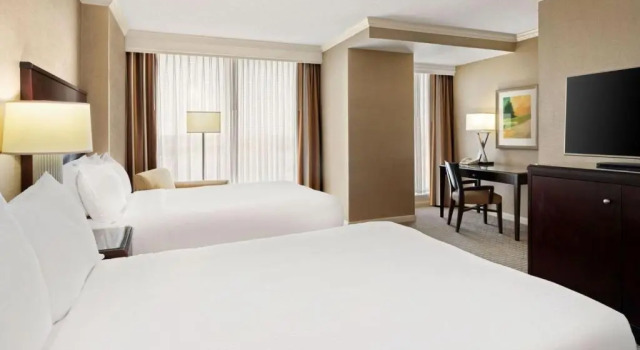 Четырёхместный номер Standard Renaissance Dallas North Hotel