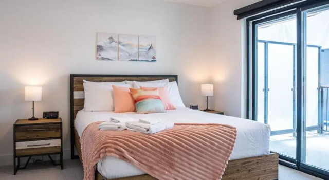 Alpine Dream by Revelstoke Vacations, Забронировать Апартаменты/квартира Отели Ревелсток с парковкой, Парковка
