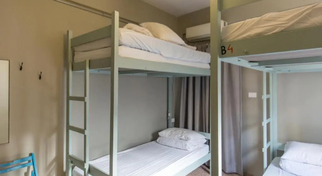 Кровать в общем номере The Grand Meshmosh Hotel