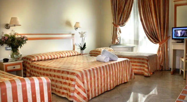 Четырёхместный номер Standard Hotel Regit