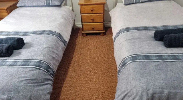 3 Bedrooms - Sleep 7 - Garden - Private Parking, Prenota Casa vacanze Hotel a Connacht con parcheggio, Parcheggio