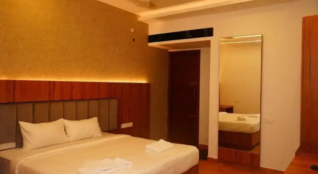 Двухместный номер Deluxe Hotel Anithaparthiban