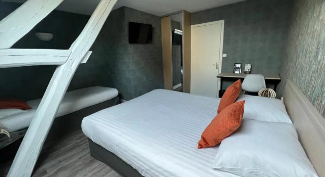 Трёхместный номер Standard Contact Hotel Hôtel De Troyes