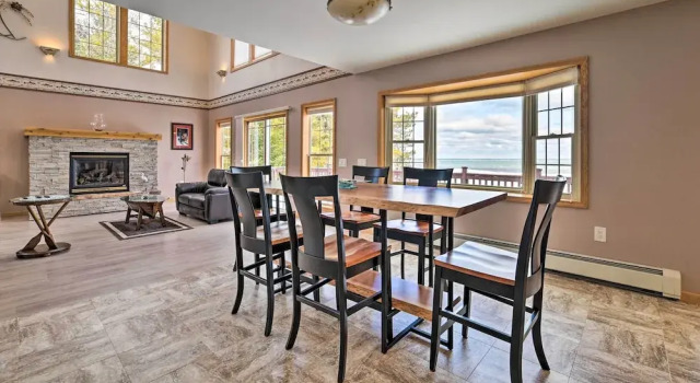 Коттедж Spacious Lakefront Home w/ Sunroom & Bar