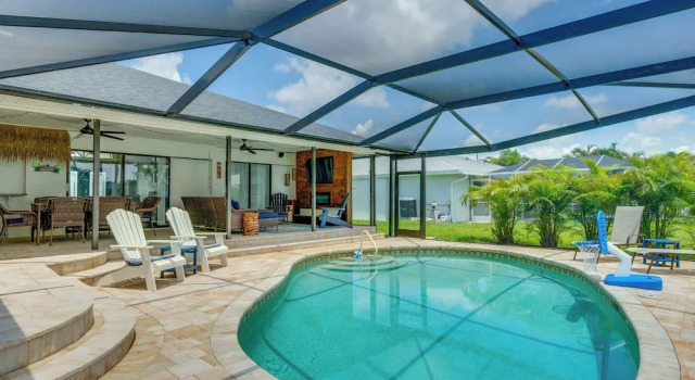 Коттедж Screened-in Private Pool: Waterfront Home