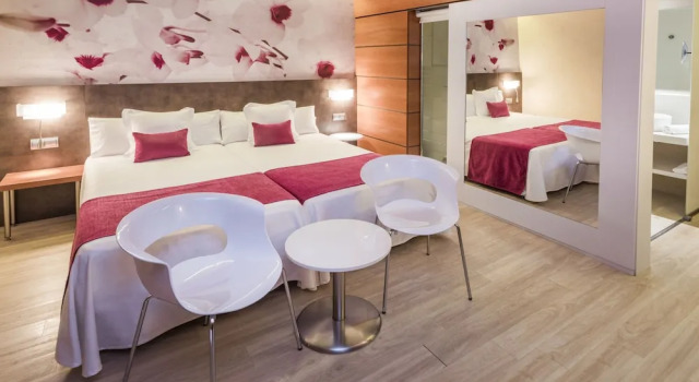 Двухместный номер Superior с балконом и с видом на бассейн Sumus Hotel Monteplaya & SPA 4Sup