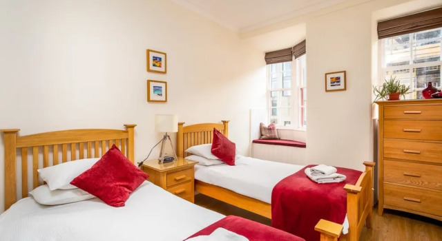 Lovely 2-bed Apartment in Old Town Edinburgh, Забронировать Апартаменты/квартира Старый город Эдинбург, рядом с Национальный музей Шотландии