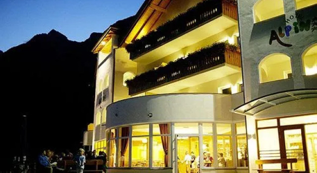 Hotel Alpin, Забронировать Отель Отели Горнолыжного курорта Ортлер с парковкой, Парковка