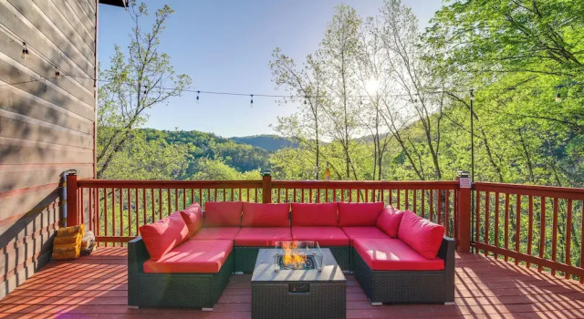 Коттедж с 2 комнатами с балконом Saltwater Pool & Mtn-view Deck: Pigeon Forge Cabin
