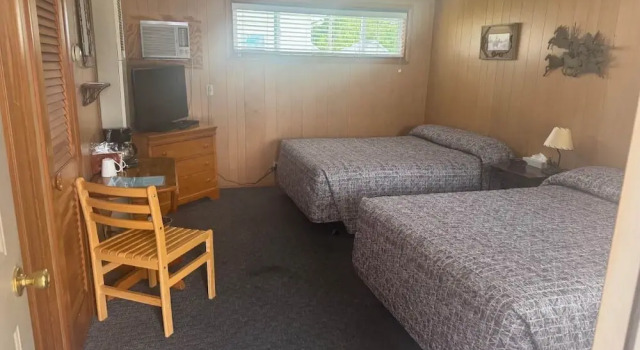 Четырёхместный номер Standard Blue Spruce Motel