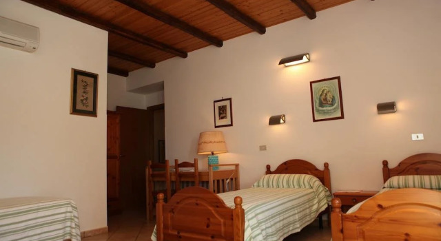 A Sena Runcatini, Book Hotel  