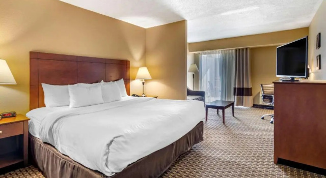 Люкс Comfort Inn & Suites Raphine - Lexington near I-81 and I-64