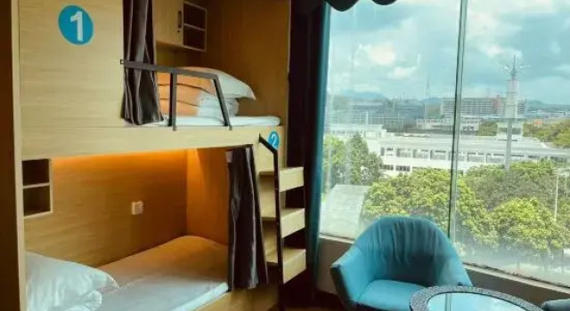 Кровать в общем номере (мужской номер) Hongrizi Hotel