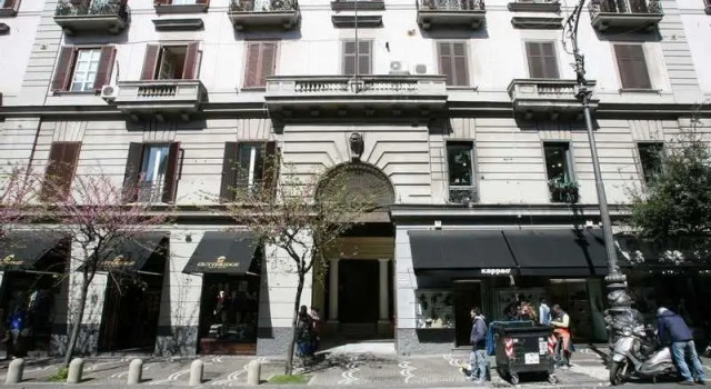 Кровать в общем номере Napoli Suite