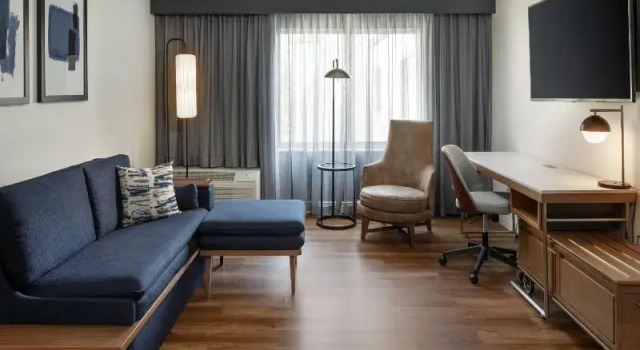 Двухместный люкс Courtyard Edison Woodbridge