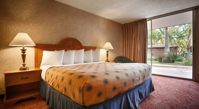 SureStay Plus Hotel by Best Western Bakersfield North, Забронировать Отель Отели Бейкерсфилд 3 звезды, рядом с Mercy Hospital Downtown - Bakersfield, 3*