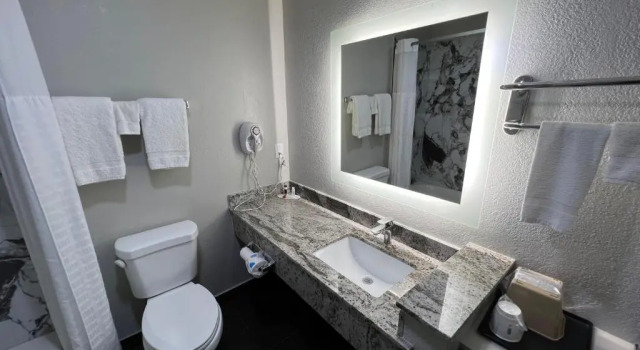Четырёхместный номер Standard Super 8 by Wyndham Lake Charles/Sulphur