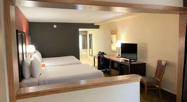 Четырёхместный номер Standard Crossroads Hotel & Event Center