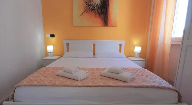 Iris Rooms, Забронировать Гостевой дом Гостевые дома Кальяри, рядом с Piazza del Carmine, Гостевой дом