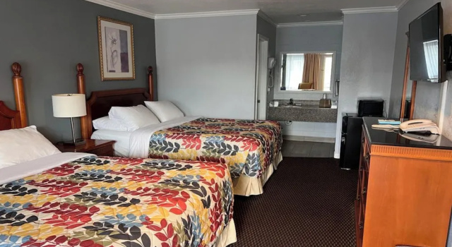 Четырёхместный номер Standard Islander Motel Santa Cruz CA