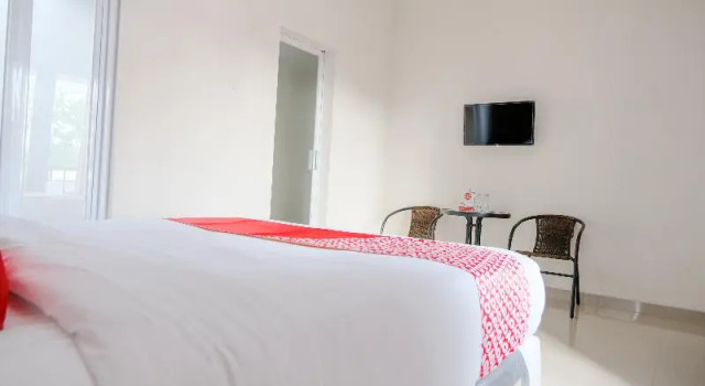 Standard Double room OYO 2140 Hs Residence